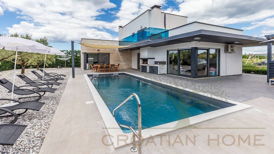 Moderne Villa mit 40 m2 Pool und grossem Keller