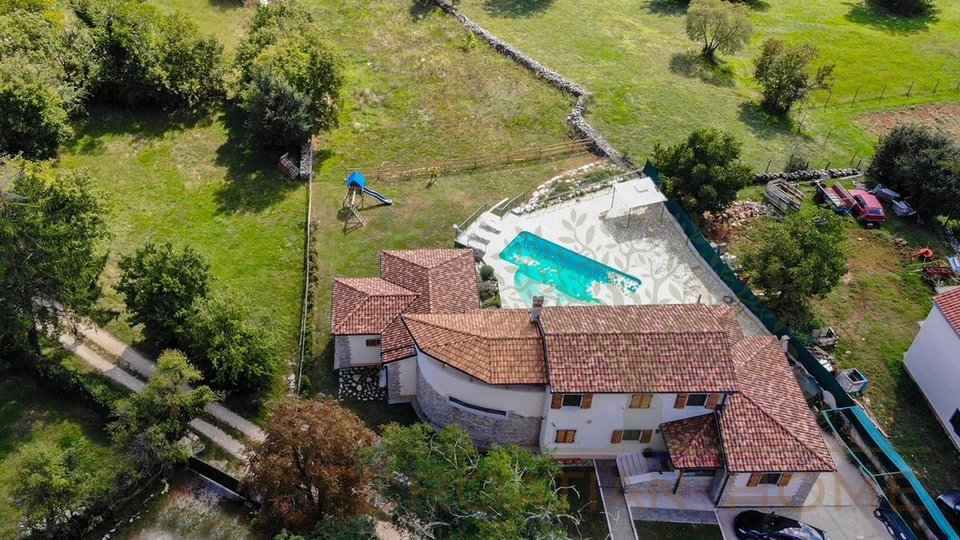 Wunderschöne grosse Villa im Grünen mit viel Privatsphäre auf 2252 Grundstück