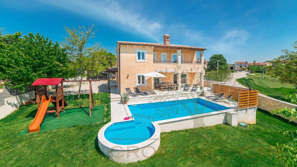Modern-meditterane Villa mit Pool umgeben von Grün bei Svetvincenat in Istrien