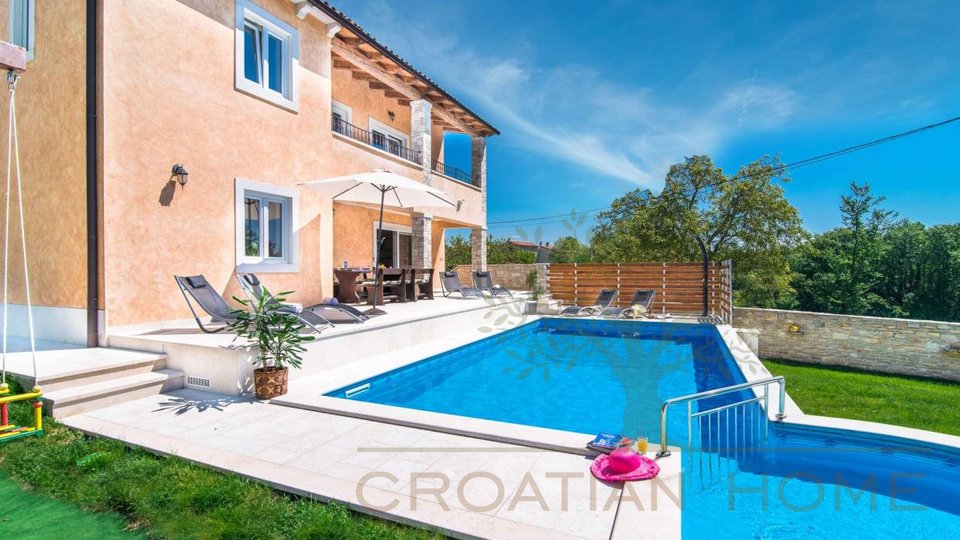 Modern-meditterane Villa mit Pool umgeben von Grün bei Svetvincenat in Istrien