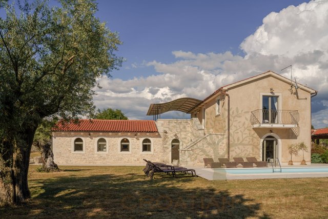 Prekrasna istarska vila sa bazenom u toplom  mediteranskom stilu
