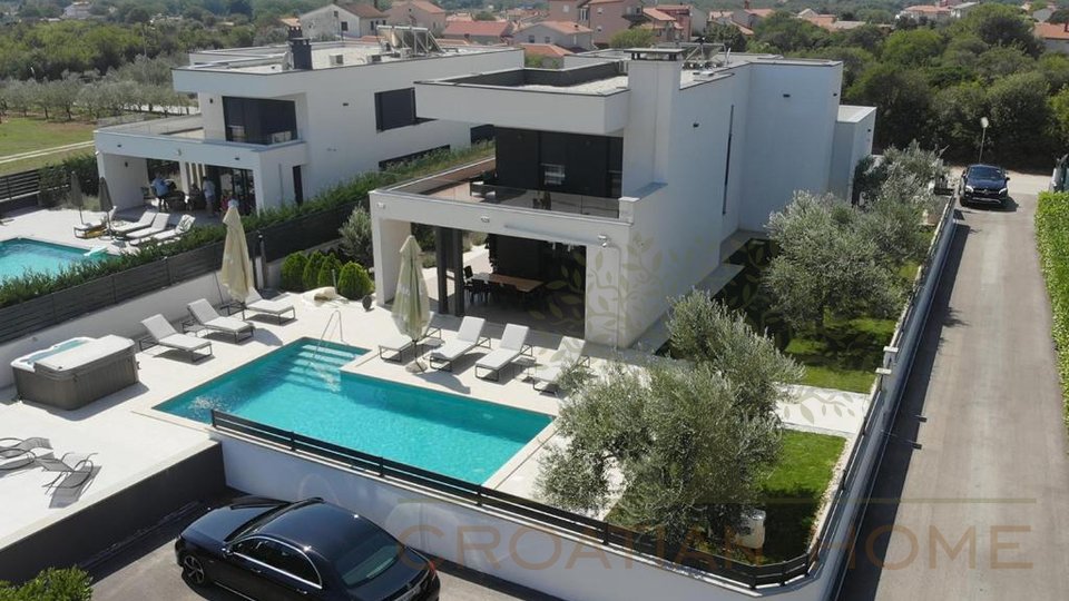 House, 400 m2, For Sale, Pula