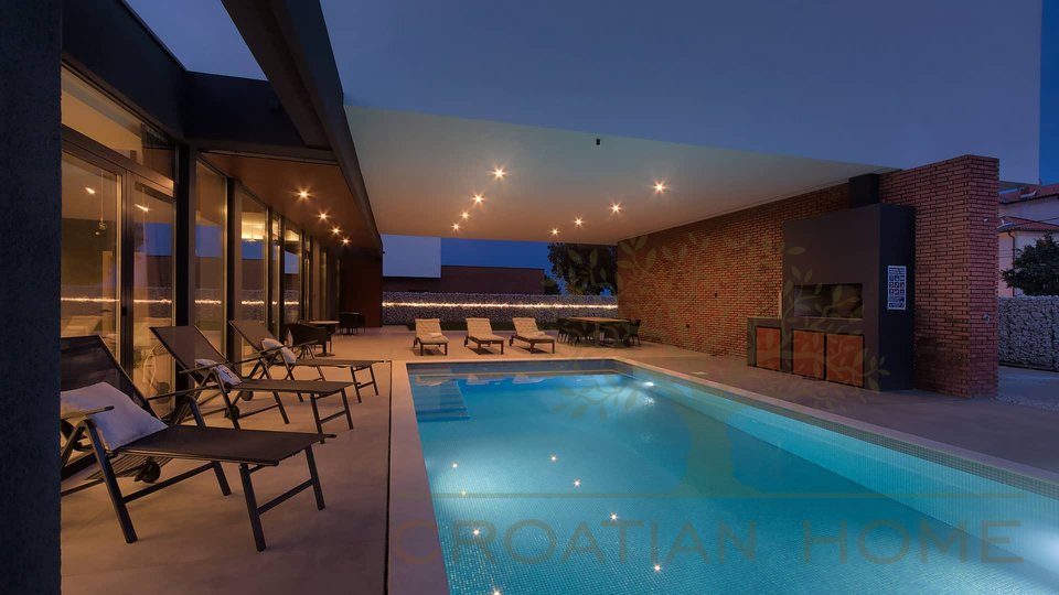 Luxus - Villa  mit Infinity - Pool mit 404 m2 und 600 m vom Meer entfernt
