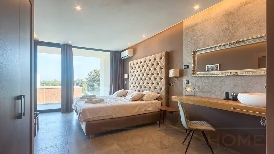 Luxus - Villa  mit Infinity - Pool mit 404 m2 und 600 m vom Meer entfernt