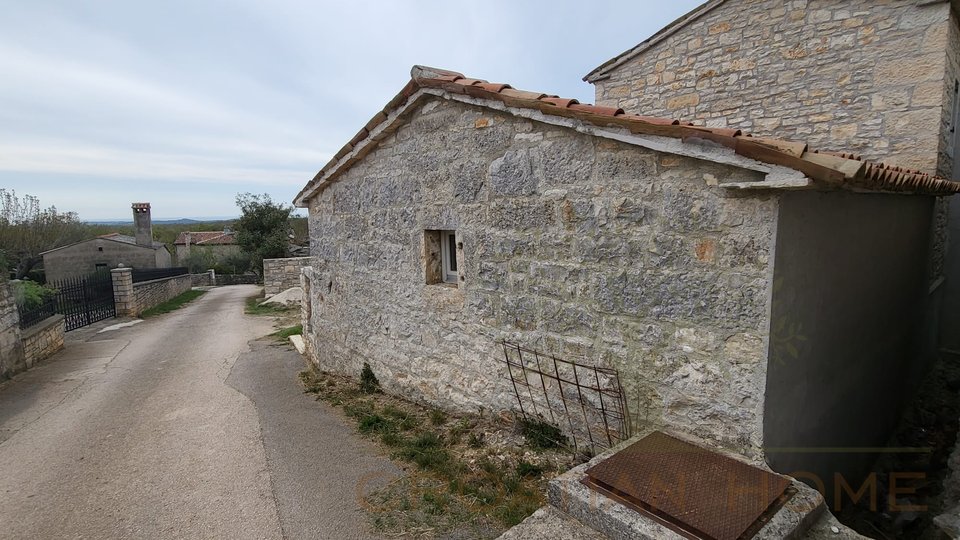 Periferna lokacija prekrasne istarske kamene kuće u malom selu sa pogledom na more