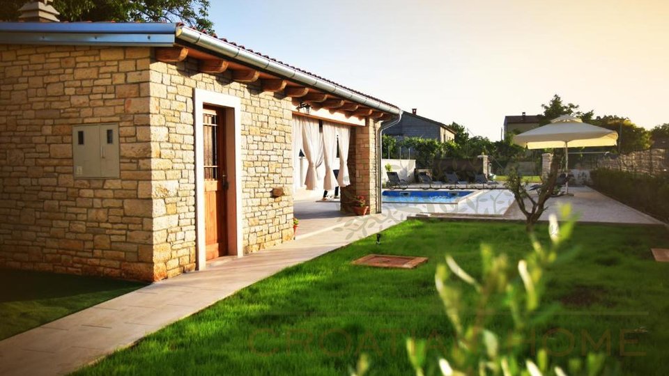 Автохтонный дом для отдыха с бассейном в самом сердце Истрии