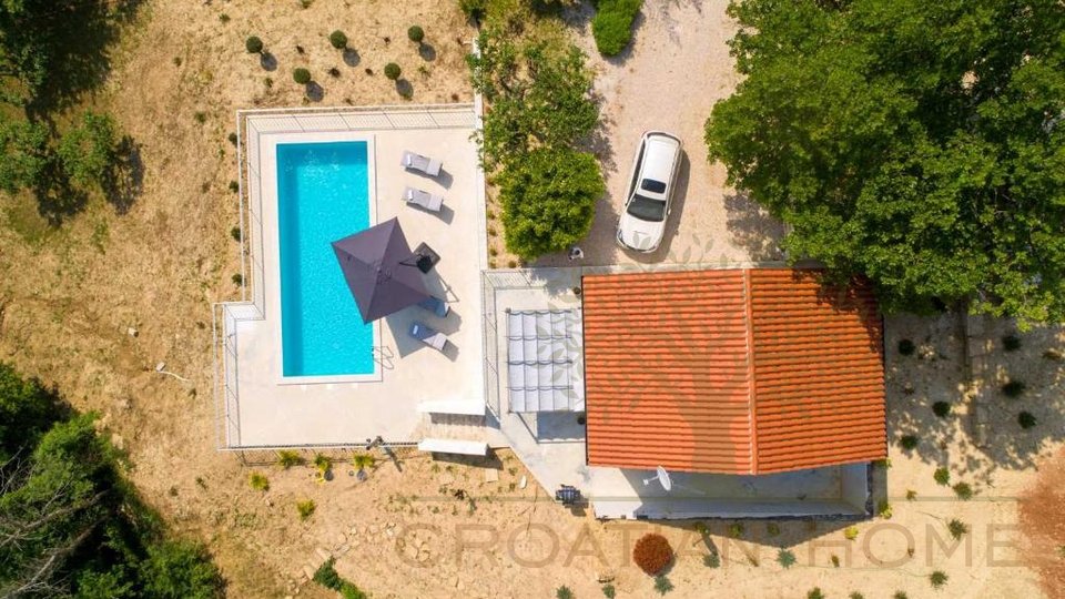 Haus mit Pool und Fussbodenhiezung umgeben von Natur