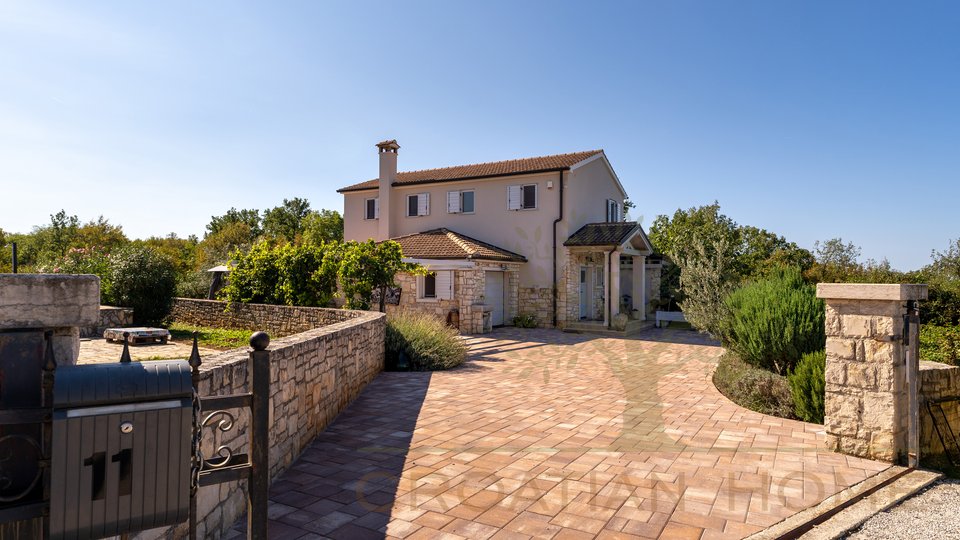 Mediterrane Villa mit Garage, Pool und Jacuzzi am Rande des Dorfes