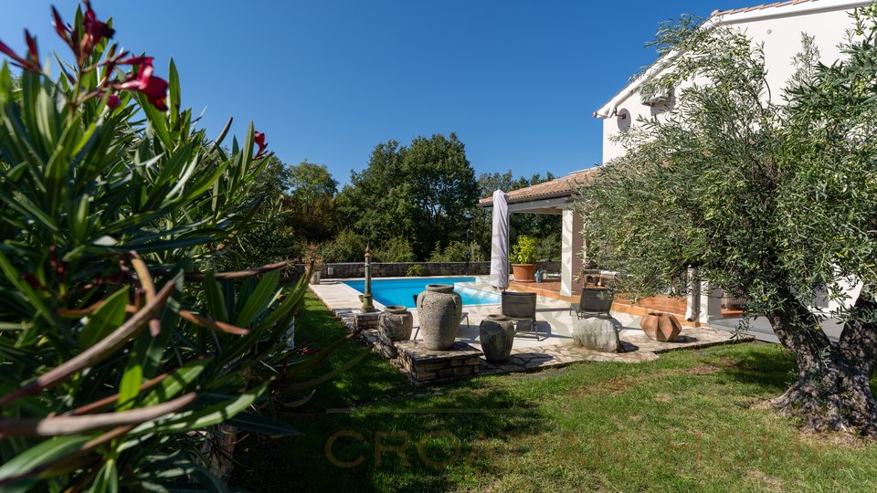 Mediterrane Villa mit Garage, Pool und Jacuzzi am Rande des Dorfes
