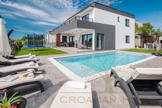 Komplett möblierte moderne Villa mit Pool