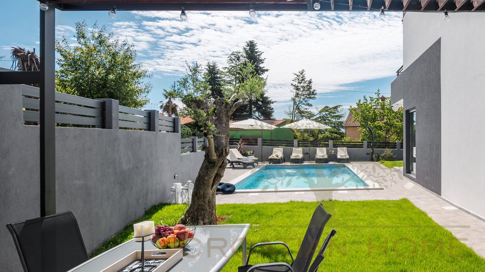 Komplett möblierte moderne Villa mit Pool