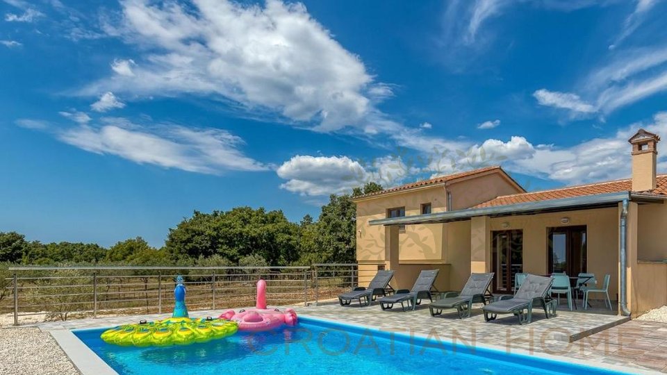 Дом с бассейном на участке площадью 10 800 м² и оливковой рощей