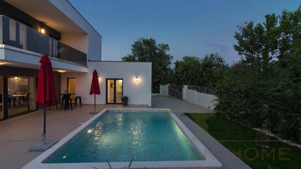 Moderne Villa mit Salzwasser-Pool