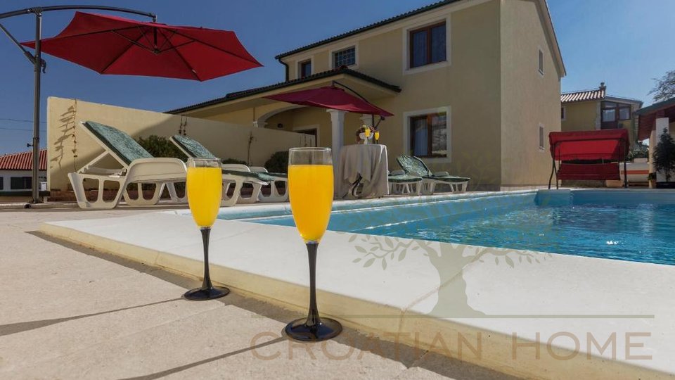 Villa mit Pool mit Zentralheizung und Klimatisierung