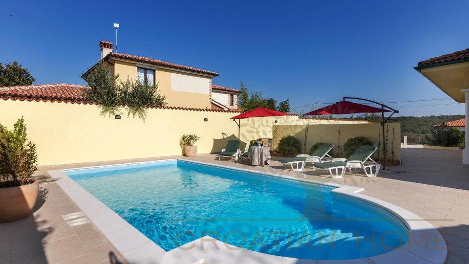 Villa mit Pool mit Zentralheizung und Klimatisierung