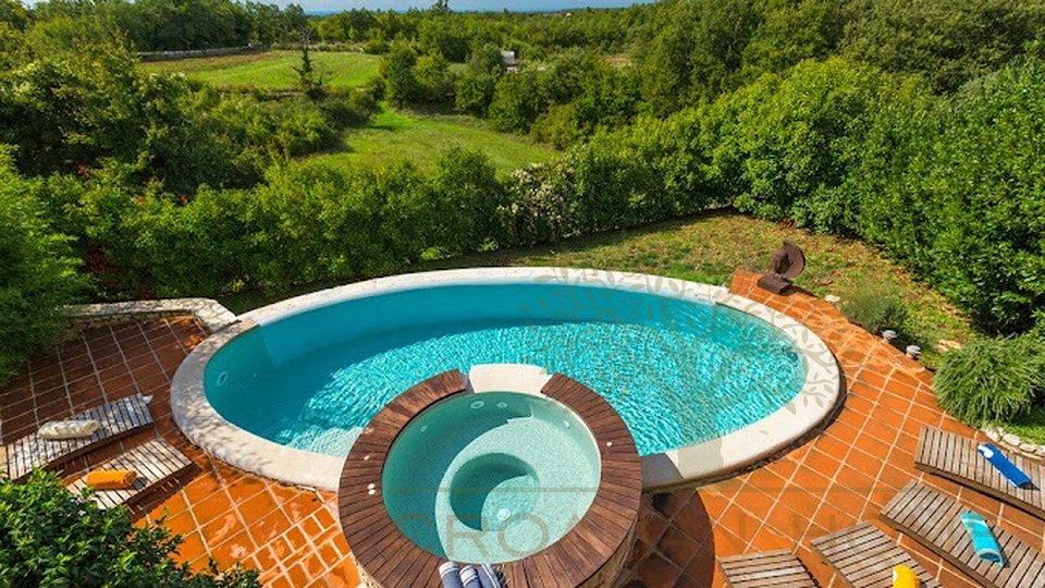 Дизайнерская каменная вилла с бассейном с подогревом и с видом на море