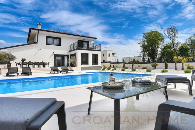 Hochwertige moderne Villa mit Pool nahe zum Meer mit viel Privatsphäre