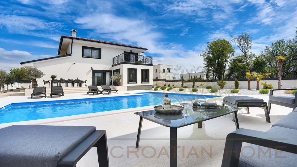 Hochwertige moderne Villa mit Pool nahe zum Meer mit viel Privatsphäre