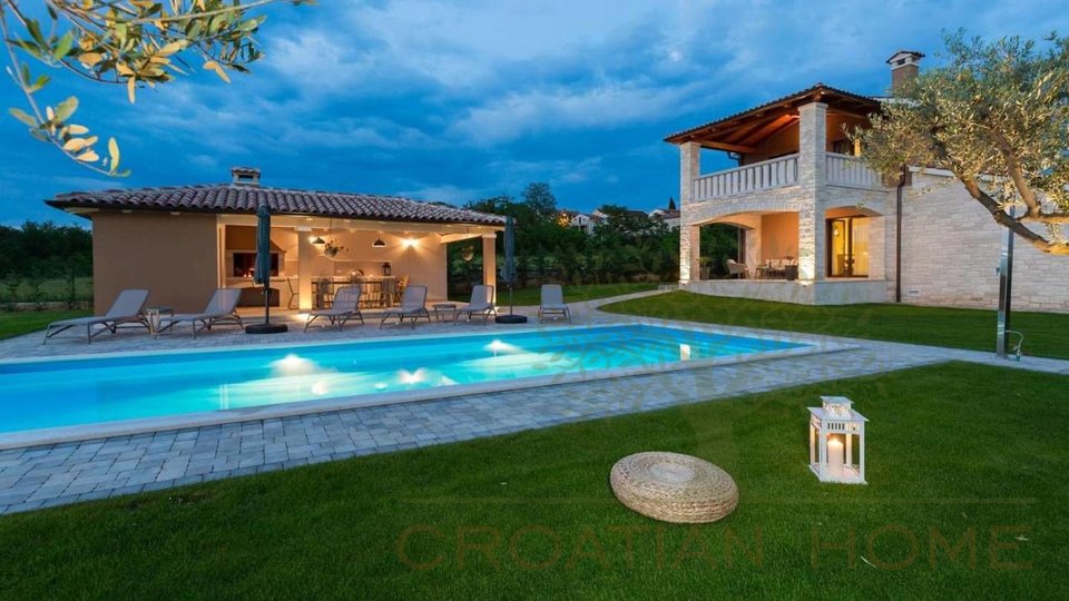 Villa sa bazenom i ljetnom kuhinjom na prekrasnoj lokaciji u blizini grada i mora
