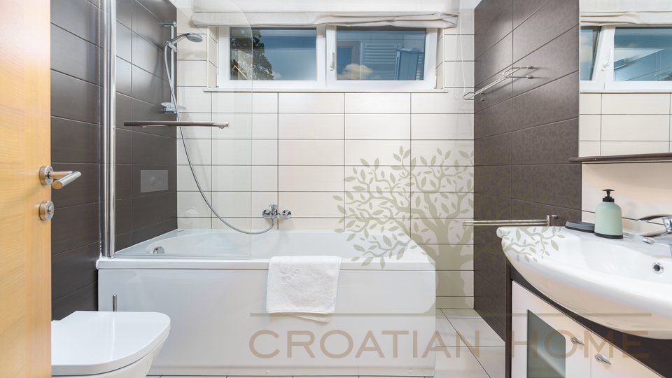 Luksuzno opremljena vila sa unutarnjim i vanjskim bazenom - rijetkost na istarskom tržištu nekretnina!