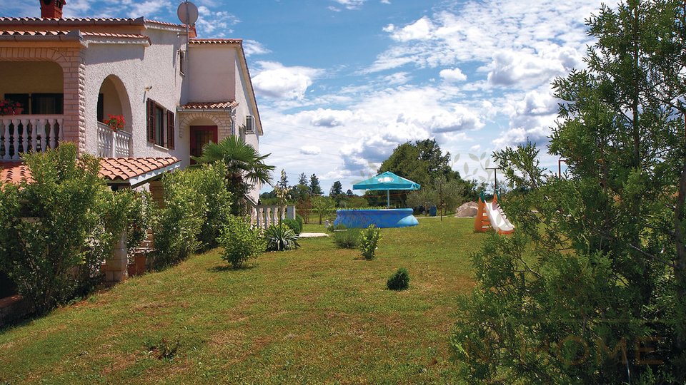 Freistehendes Haus auf 8300 m2 mit 2 Einliegerwohnungen, Keller und Garage mit Blick auf grüne Natur und Ucka Gebirge