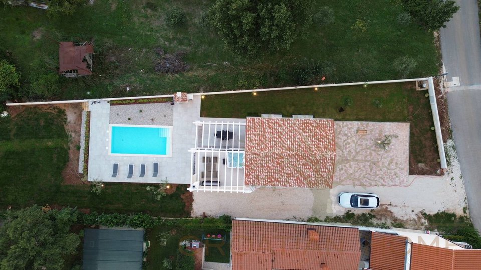 Villa mit Pool und Jacuzzi, Fussbodenheizung und wunderschönen Ausblick in die Natur