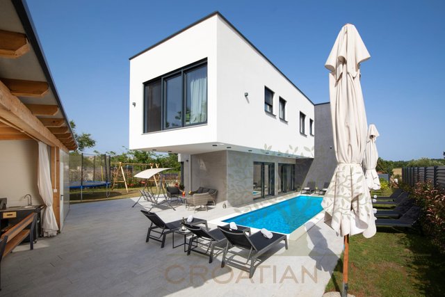 House, 300 m2, For Sale, Medulin