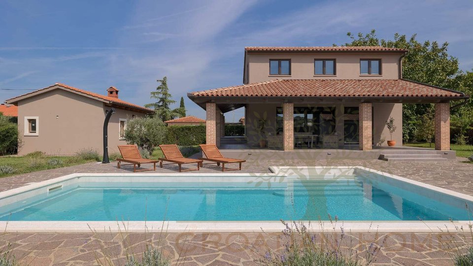 Meditterrane Villa mit Pool und Garage auf 1400 m2 Grundstück und nur 4.5 km vom Strand