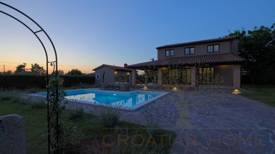 Meditterrane Villa mit Pool und Garage auf 1400 m2 Grundstück und nur 4.5 km vom Strand