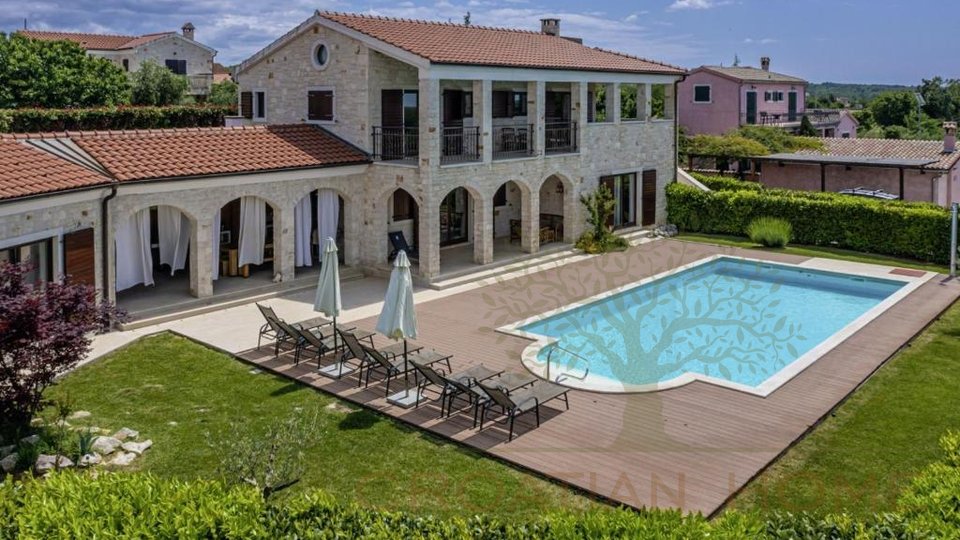 Mediterrane Villa  mit Pool umgeben von Olivenhainen und Weinbergen mit Blick auf das Meer