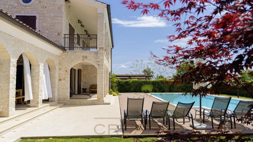 Mediterrane Villa  mit Pool umgeben von Olivenhainen und Weinbergen mit Blick auf das Meer