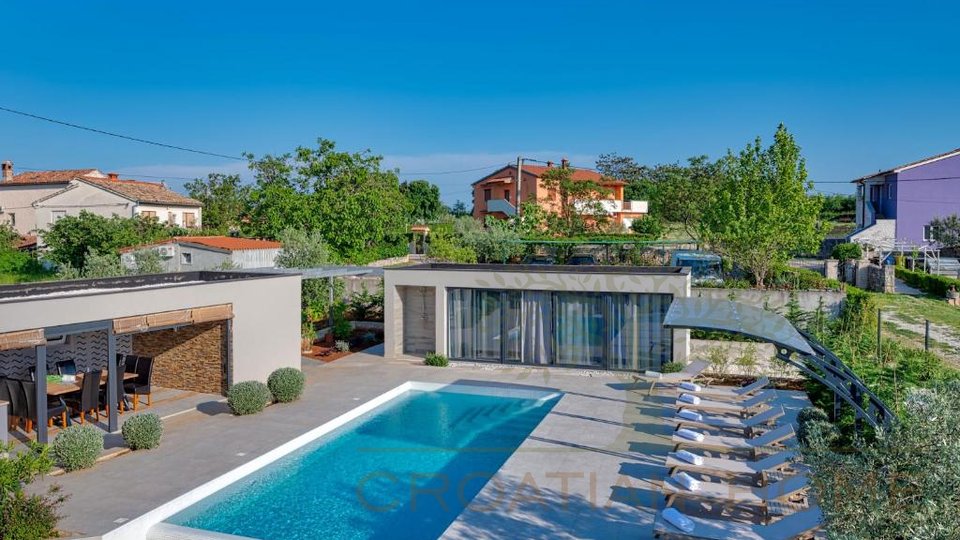 Villa mit 2 Nebengebäuden, Gartenhaus und Pool in ruhiger Privatlage unweit vom Meer