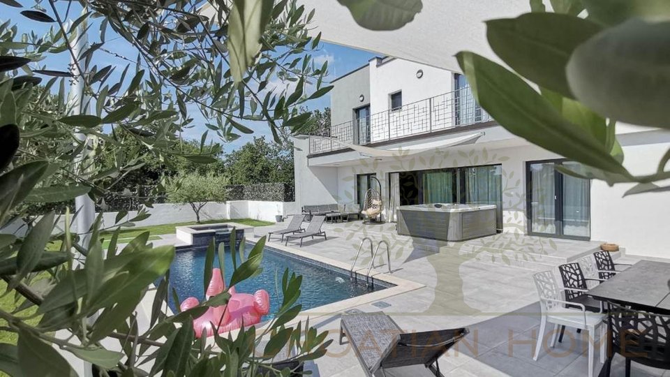 Moderne Villa mit Pool und Jacuzzi nur 4 km von Porec entfernt