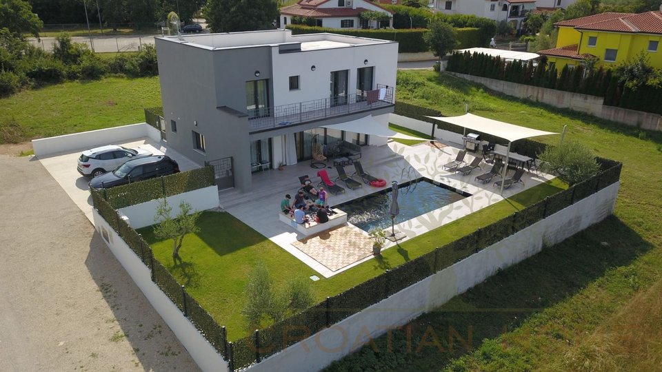Moderne Villa mit Pool und Jacuzzi nur 4 km von Porec entfernt