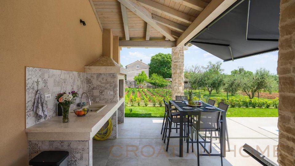 Villa mit Pool in schöner Lage zwischen Porec und Rovinj an der begehrten Westkűste Istriens