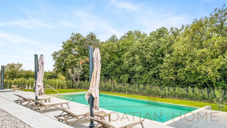 Вилла с подвалом и с бассейном с подогревом площадью 50 м² на окраине большого города Истрии