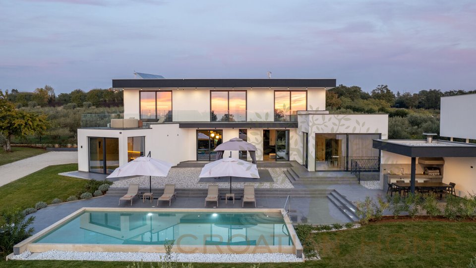 Moderne voll ausgestattete Villa mit beheiztem 50 m2 Pool