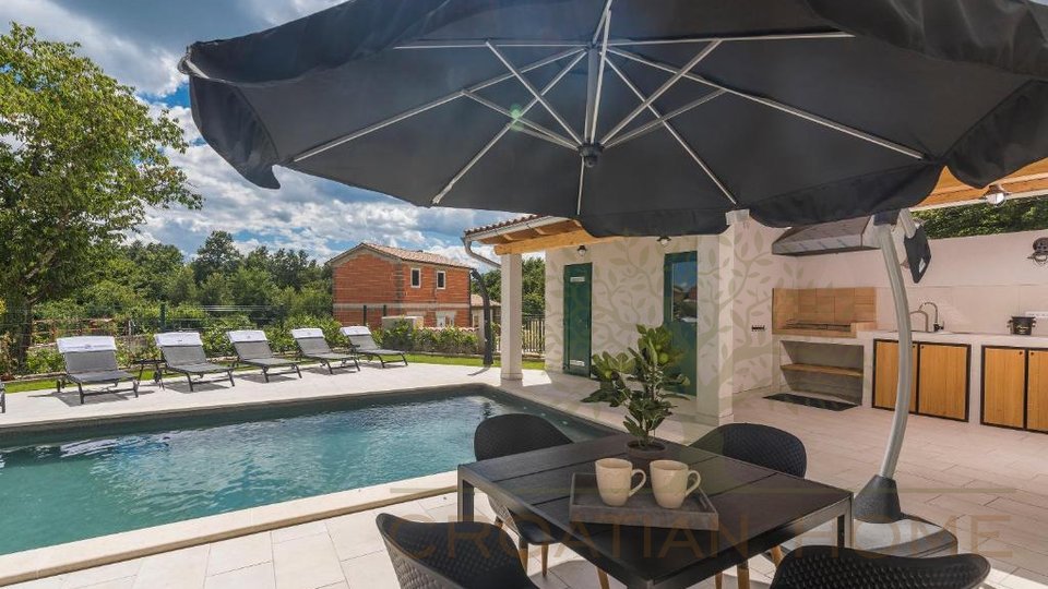 Komplett ausgestattete Villa mit Pool, Fussbodenheizung, Sonnenkollektoren und Sommerküche