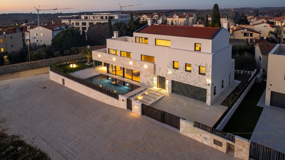 House, 385 m2, For Sale, Poreč