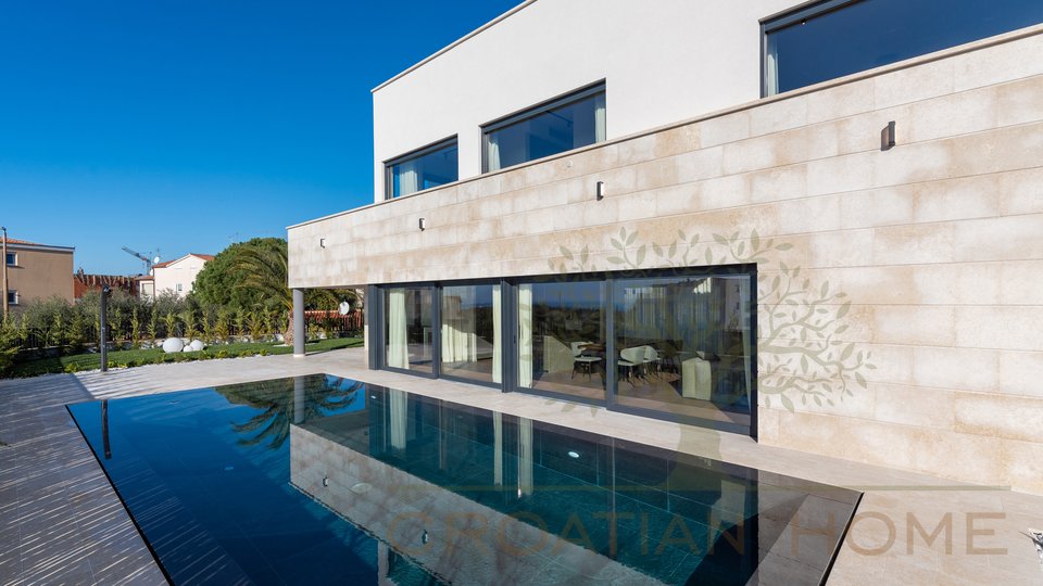 Luksuzna vila sa prekrasnim pogledom na more, garažom, 40 m2 prelivnim bazenom -komplet namještena i opremljena vrhunskim talijanskim namještajem