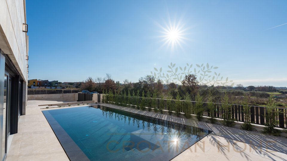 Luksuzna vila sa prekrasnim pogledom na more, garažom, 40 m2 prelivnim bazenom -komplet namještena i opremljena vrhunskim talijanskim namještajem