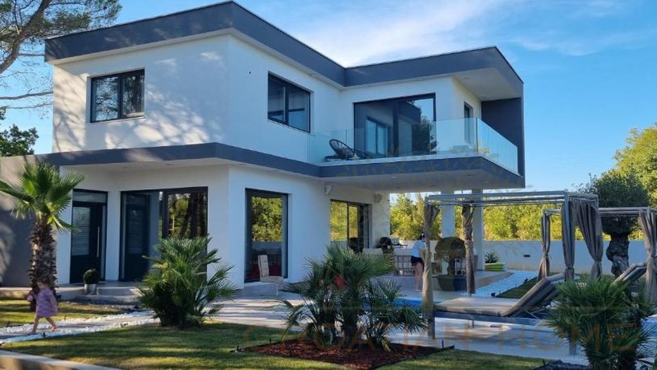 Moderne voll ausgestattete Villa mit Pool und wunderschönem Garten