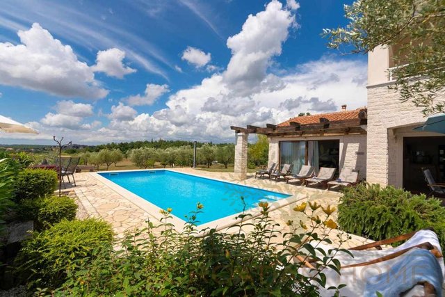 Вилла с бассейном в идеальном расположении с видом на оливковые рощи и море!