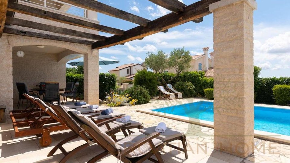 Perfekte Lage mit Blick auf Olivenhaine und Meer  - Villa mit Pool!