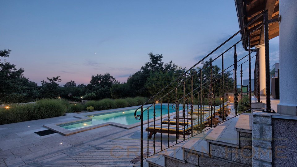 Mediterrane grosszügige Villa mit beheiztem Pool und grosser Gartenanlage