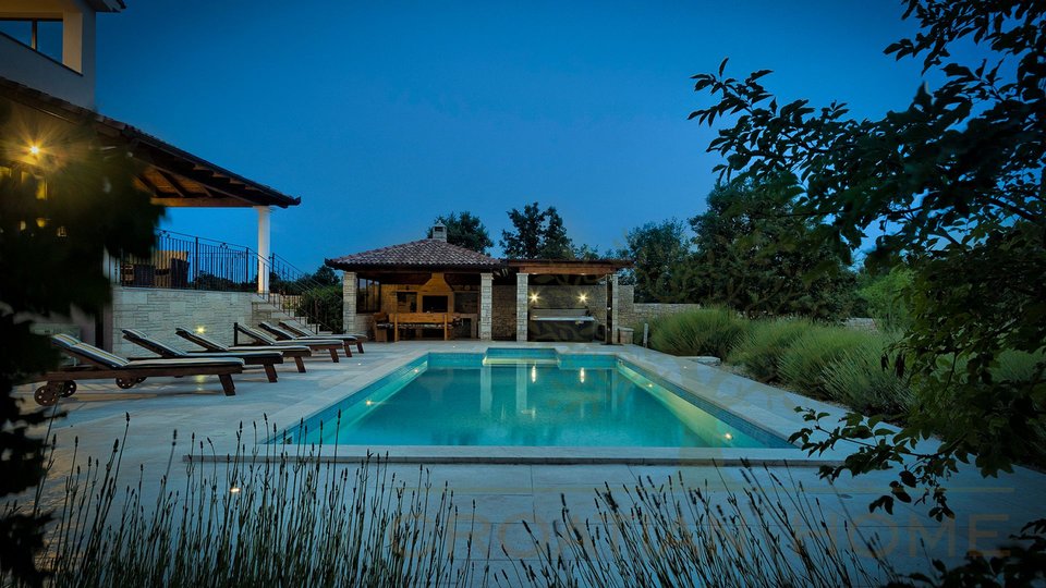 Mediterrane grosszügige Villa mit beheiztem Pool und grosser Gartenanlage