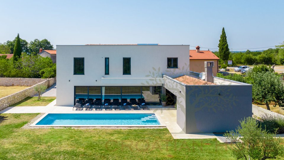 Villa mit Pool, Sauna und zusätzlichen 700 m2 Bauland