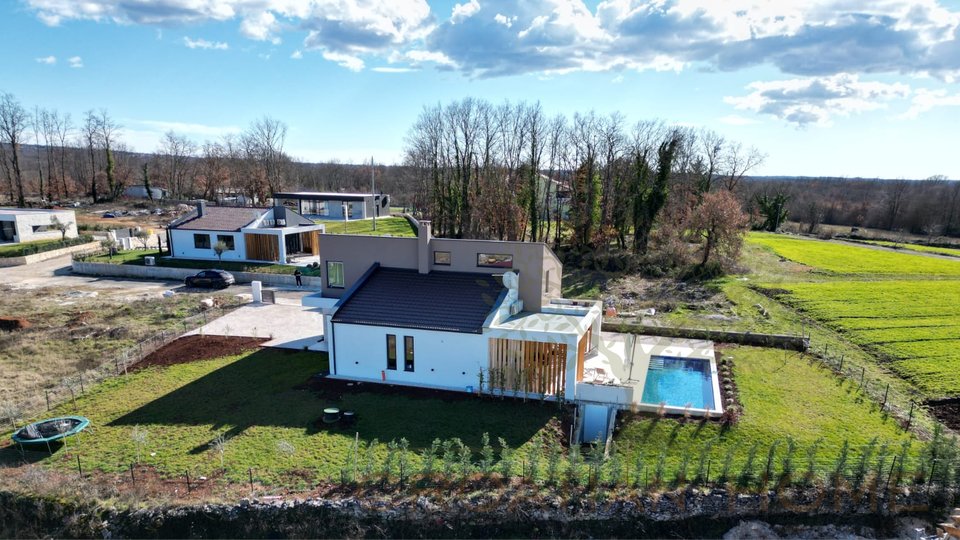 Moderne helle neue Villa mit Pool in kleinem istrischen Dorf