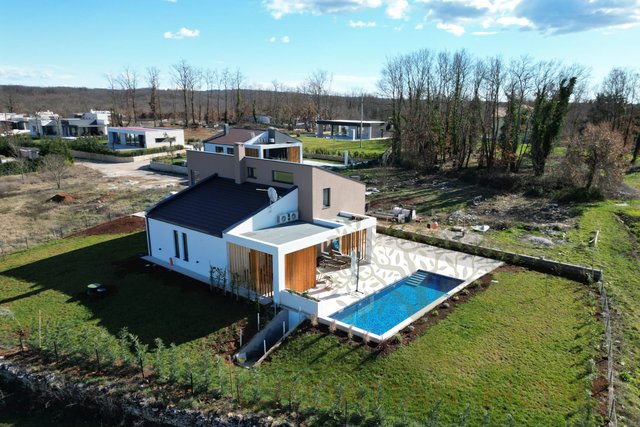 Moderne helle neue Villa mit Pool in kleinem istrischen Dorf