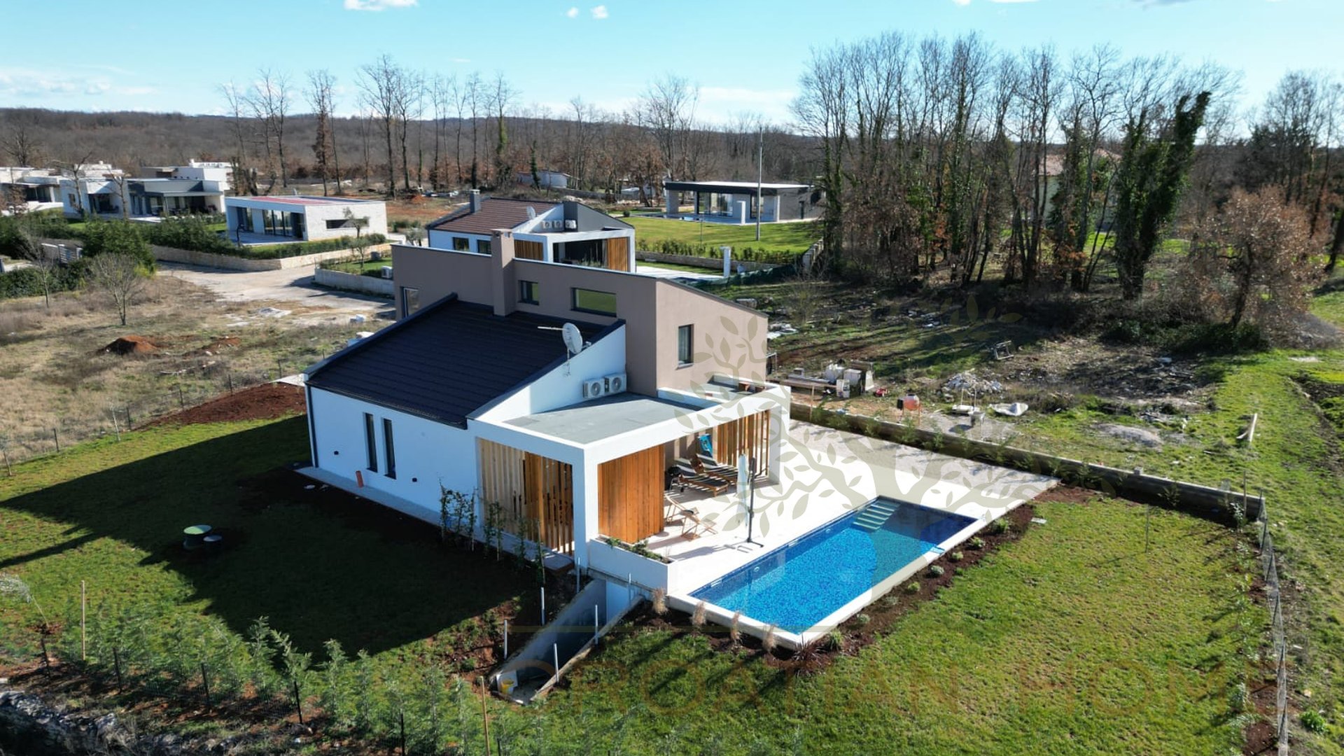 Moderne helle neue Villa mit Pool in kleinem istrischen Dorf